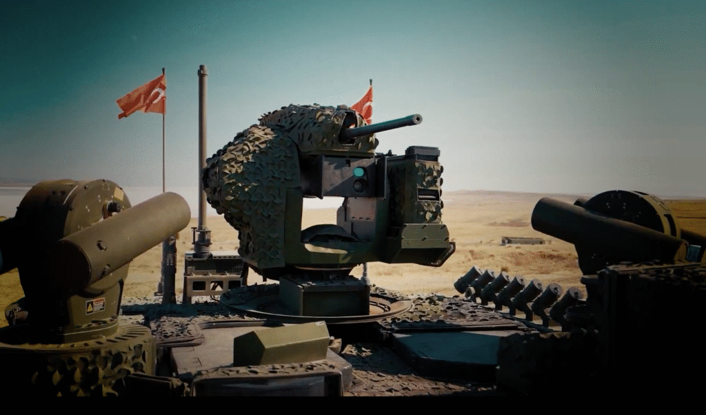 ALTAY Ana Muharebe Tankı'nın eğitim için kullanılan kule maketi, Türk bayrakları eşliğinde