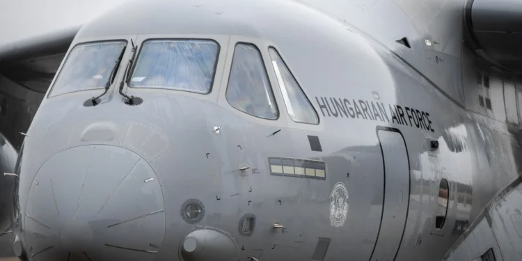 Macaristan Hava Kuvvetleri'ne teslim edilen C-390 Millennium askeri nakliye uçağının kokpit ve burun kısmının yakın plan fotoğrafı. Uçağın gövdesinde "Hungarian Air Force" yazısı ve Macaristan arması görülmektedir.