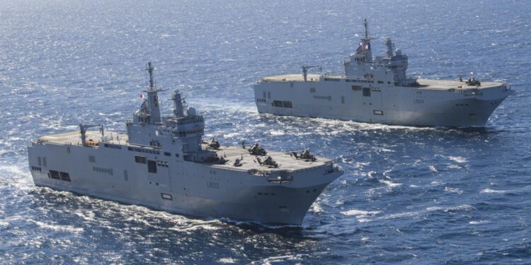 Fransız Donanması'na ait iki Mistral Sınıfı (PHA) amfibi helikopter gemisi denizde seyir halinde. Gemiler, Thales'in yeni ataletsel navigasyon sistemi ile modernize ediliyor."