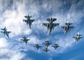 Hollanda'dan Romanya'ya devredilen F-16 Fighting Falcon savaş uçaklarından oluşan filo formasyonu.