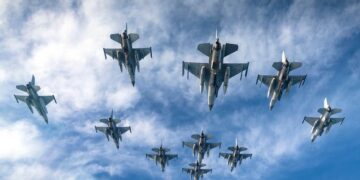 Hollanda'dan Romanya'ya devredilen F-16 Fighting Falcon savaş uçaklarından oluşan filo formasyonu.