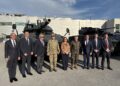 Brezilya Kara Kuvvetleri Komutanı ve Otokar yetkilileri, TULPAR hafif tank konfigürasyonunun önünde poz veriyor.