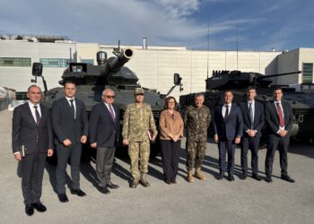 Brezilya Kara Kuvvetleri Komutanı ve Otokar yetkilileri, TULPAR hafif tank konfigürasyonunun önünde poz veriyor.