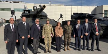 Brezilya Kara Kuvvetleri Komutanı ve Otokar yetkilileri, TULPAR hafif tank konfigürasyonunun önünde poz veriyor.