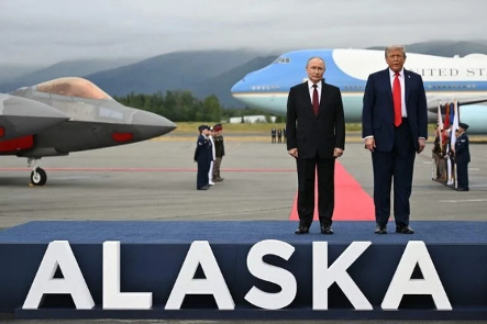 BD Başkanı Donald Trump ve Rusya Devlet Başkanı Vladimir Putin'in Alaska Zirvesi'ndeki fotoğrafı.