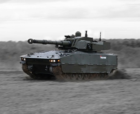 TULPAR çok amaçlı paletli zırhlı aracının hafif tank konfigürasyonu hareket halinde.