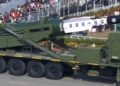 Hindistan'ın 77. Cumhuriyet Günü geçit töreninde sergilenen DRDO yapımı LRAShM hipersonik gemisavar füzesi ve mobil fırlatma aracı.