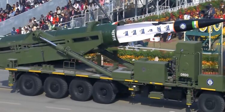 Hindistan'ın 77. Cumhuriyet Günü geçit töreninde sergilenen DRDO yapımı LRAShM hipersonik gemisavar füzesi ve mobil fırlatma aracı.
