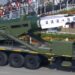 Hindistan'ın 77. Cumhuriyet Günü geçit töreninde sergilenen DRDO yapımı LRAShM hipersonik gemisavar füzesi ve mobil fırlatma aracı.