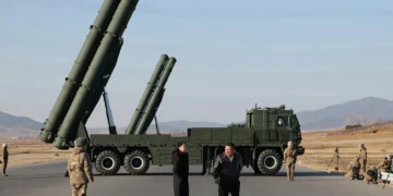 Kuzey Kore lideri Kim Jong Un, Ocak 2026'da gerçekleştirilen yeni teknolojili büyük kalibreli çoklu roketatar sisteminin atış testinde.