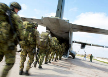 NATO askerlerinin Doğu Avrupa misyonu kapsamında askeri uçağa biniş anı.