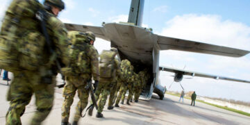 NATO askerlerinin Doğu Avrupa misyonu kapsamında askeri uçağa biniş anı.