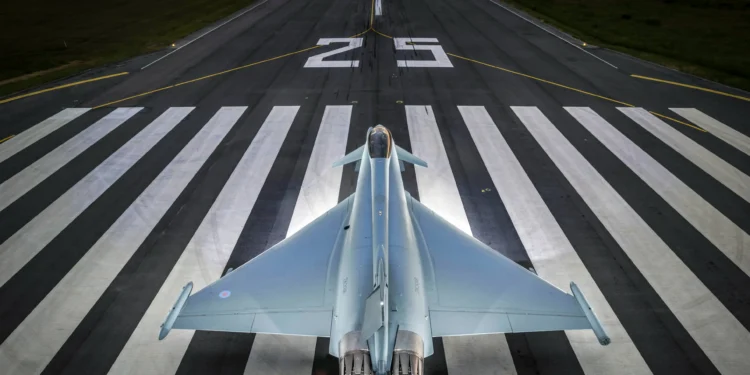 Birleşik Krallık Kraliyet Hava Kuvvetleri RAF Eurofighter Typhoon savaş uçağı radar modernizasyonu ve 650 milyon sterlinlik yatırım projesi.