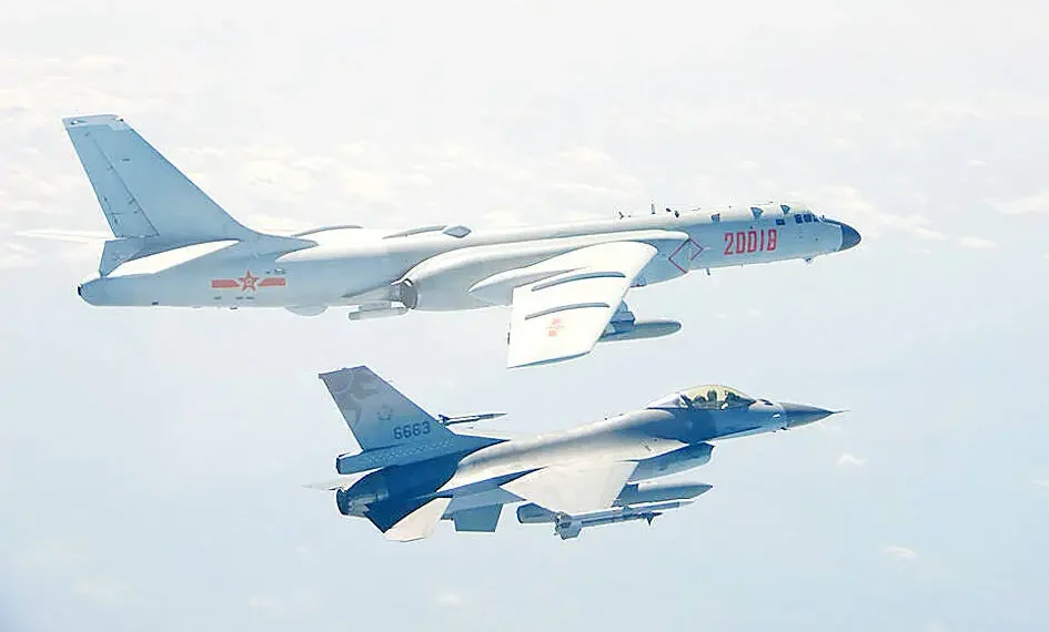 Şubat 2020: Tayvan yakınlarındaki Bashi Kanalı üzerinde uçuş gerçekleştiren Çin Halk Kurtuluş Ordusu'na ait bir H-6 bombardıman uçağına, Tayvan Hava Kuvvetleri'ne bağlı bir F-16 jeti tarafından önleme yapılıyor. (Fotoğraf: Taipei Times)