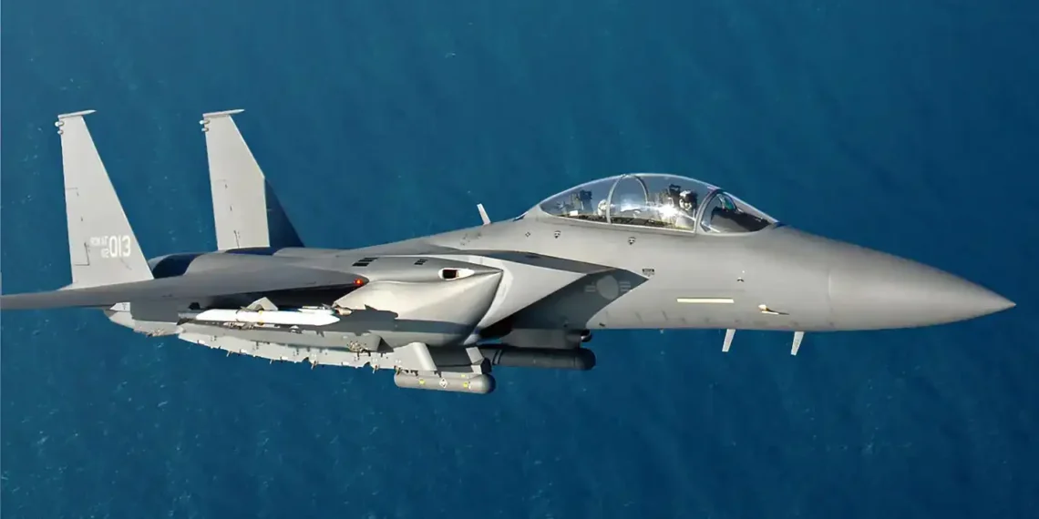 Güney Kore Hava Kuvvetleri'ne ait F-15K Slam Eagle savaş uçağı uçuş esnasında.