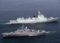 İran, Rusya ve Çin deniz kuvvetlerine ait savaş gemileri Hürmüz Boğazı'nda düzenlenen Maritime Security Belt 2026 tatbikatı sırasında yan yana seyir icra ediyor.