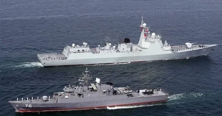 İran, Rusya ve Çin deniz kuvvetlerine ait savaş gemileri Hürmüz Boğazı'nda düzenlenen Maritime Security Belt 2026 tatbikatı sırasında yan yana seyir icra ediyor.