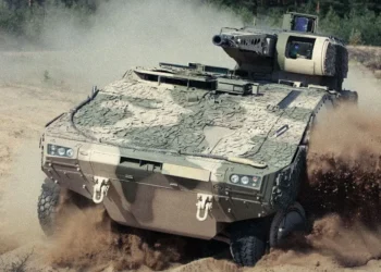 KNDS Boxer RCT30 zırhlı aracı arazide hareket halindeyken görülüyor.