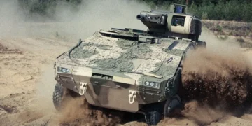 KNDS Boxer RCT30 zırhlı aracı arazide hareket halindeyken görülüyor.