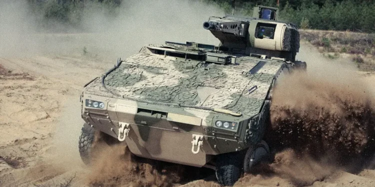 KNDS Boxer RCT30 zırhlı aracı arazide hareket halindeyken görülüyor.