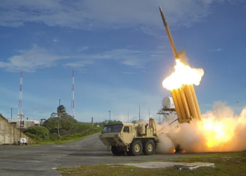 Bir Missile Defense Agency tarafından gerçekleştirilen başarılı bir önleme testi sırasında bir THAAD önleyicisi fırlatılıyor