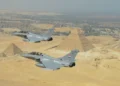 Mısır Hava Kuvvetleri'ne ait Dassault Rafale savaş uçaklarının Giza Piramitleri üzerindeki uçuşu.
