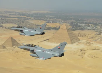 Mısır Hava Kuvvetleri'ne ait Dassault Rafale savaş uçaklarının Giza Piramitleri üzerindeki uçuşu.