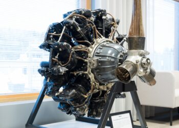 Patria Linnavuori tesis lobisinde sergilenen restore edilmiş Pratt & Whitney R-1535 Twin Wasp Jr uçak motoru.