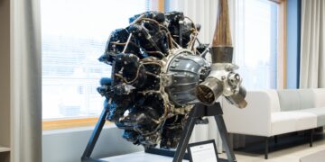 Patria Linnavuori tesis lobisinde sergilenen restore edilmiş Pratt & Whitney R-1535 Twin Wasp Jr uçak motoru.