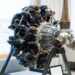 Patria Linnavuori tesis lobisinde sergilenen restore edilmiş Pratt & Whitney R-1535 Twin Wasp Jr uçak motoru.