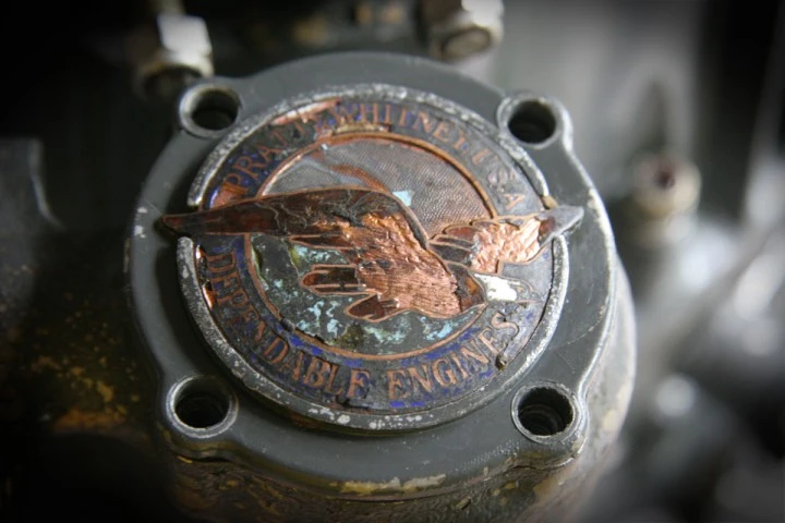 85 yıl boyunca su altında kalan Pratt & Whitney R-1535 motorunun üzerindeki orijinal marka amblemi ve üretim detayları; Patria’nın restorasyon başarısını gözler önüne seriyor.