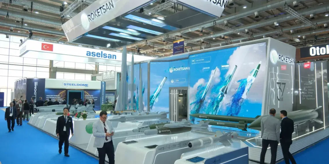 Roketsan’ın Suudi Arabistan’daki World Defense Show (WDS 2026) fuarında yer alan standı ve sergilenen yerli füze sistemleri genel görünümü