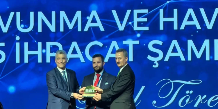 SYS Group and CANiK representatives receiving the 2025 leading private sector firearms exporter award at the 5th Global Strategies in Defense and Aerospace Conference.
