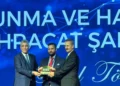 SYS Grup ve CANiK temsilcileri, 5. Savunma ve Havacılık Sanayiinde Küresel Stratejiler Konferansı'nda ihracat ödülünü alırken