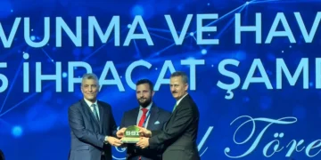 SYS Grup ve CANiK temsilcileri, 5. Savunma ve Havacılık Sanayiinde Küresel Stratejiler Konferansı'nda ihracat ödülünü alırken