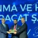 SYS Grup ve CANiK temsilcileri, 5. Savunma ve Havacılık Sanayiinde Küresel Stratejiler Konferansı'nda ihracat ödülünü alırken