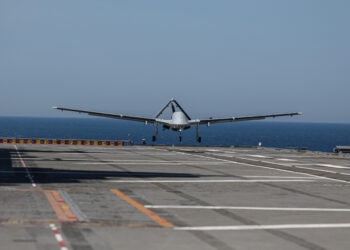 TCG ANADOLU LHD gemisi üzerinde iniş-kalkış testi icra eden Bayraktar TB3 SİHA.