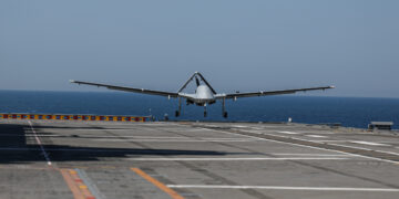 TCG ANADOLU LHD gemisi üzerinde iniş-kalkış testi icra eden Bayraktar TB3 SİHA.