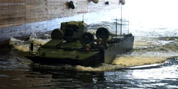 ZAHA, NATO’nun STEADFAST DART 26 Tatbikatı kapsamında Baltık Denizi’nde sahneye çıktı. TCG ANADOLU’nun da yer aldığı dev görev grubuna eşlik eden Zırhlı Amfibi Hücum Araçları, çok uluslu operasyon senaryolarında deniz piyadelerinin kuvvet çarpanı olarak görev icra etti.