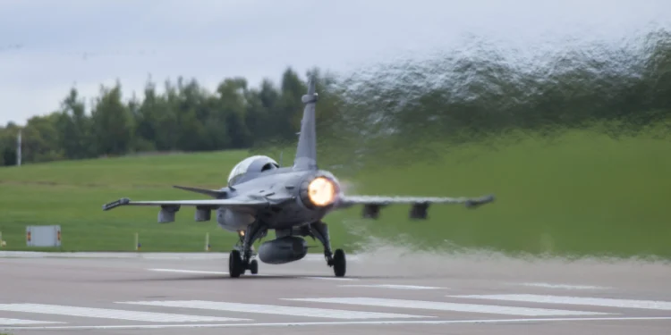 GKN Aerospace, İsveç Hava Kuvvetleri'ne ilk modernize edilmiş RM12 motorunu teslim etti. Fotoğrafta bir Gripen savaş uçağı pistte kalkış yaparken görülüyor.