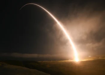 ABD Hava Kuvvetleri tarafından Vandenberg Uzay Kuvvetleri Üssü'nden gerçekleştirilen Minuteman III kıtalararası balistik füze test atışı.