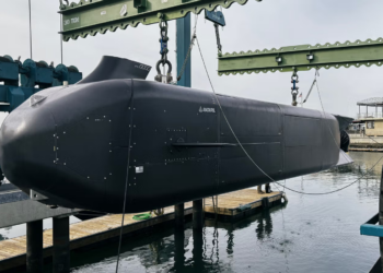 Anduril Industries tarafından geliştirilen Dive-XL Çok Büyük Otonom Su Altı Aracı (XL-AUV), test sahasında vinçle taşınırken.