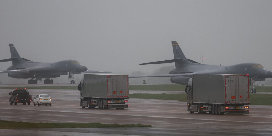 RAF Fairford Hava Üssü'ne iniş yapan ABD Hava Kuvvetleri'ne ait B-1B Lancer stratejik bombardıman uçakları ve lojistik araçlar.