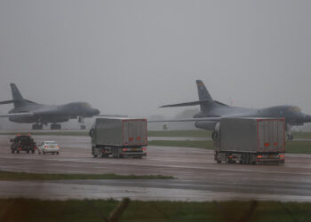 RAF Fairford Hava Üssü'ne iniş yapan ABD Hava Kuvvetleri'ne ait B-1B Lancer stratejik bombardıman uçakları ve lojistik araçlar.