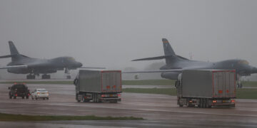 RAF Fairford Hava Üssü'ne iniş yapan ABD Hava Kuvvetleri'ne ait B-1B Lancer stratejik bombardıman uçakları ve lojistik araçlar.