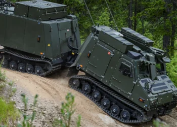 BAE Systems BvS10 amfibi arazi aracı ormanlık arazide ilerlerken.
