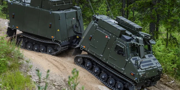 BAE Systems BvS10 amfibi arazi aracı ormanlık arazide ilerlerken.