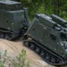 BAE Systems BvS10 amfibi arazi aracı ormanlık arazide ilerlerken.