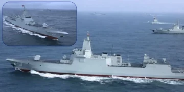 Çin Halk Kurtuluş Ordusu Donanması'na ait Tip 055 sınıfı Dongguan (109) ve Anqing (110) muhripleri denizde seyir halindeyken.