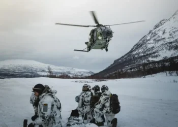 Cold Response 2026 tatbikatı kapsamında Arktik koşullarda operasyon gerçekleştiren müttefik askerleri ve askeri helikopter.